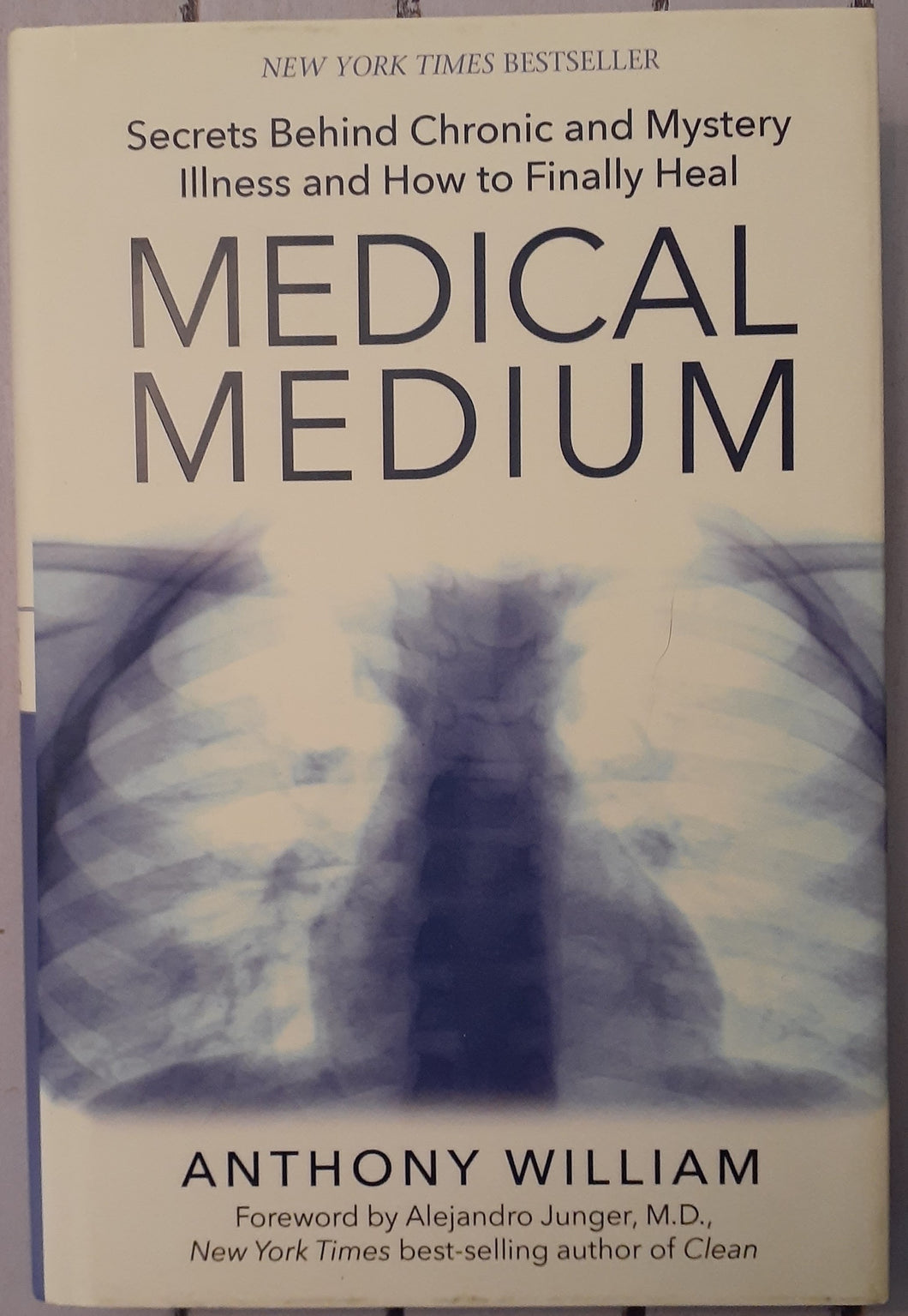 Medical Medium: Secrets Behind Chronic and Mystery Illness and How to Finally Heal (Revised and Expanded Edition)