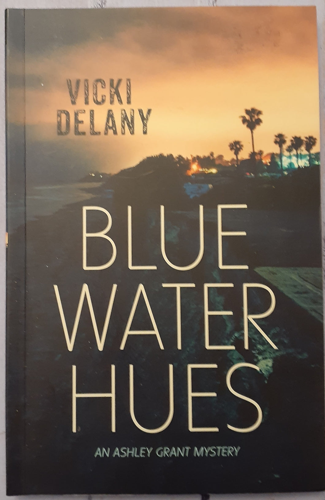 Blue Water Hues: An Ashley Grant Mystery